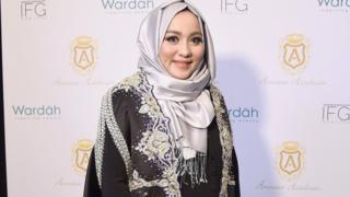 سجن مصممة أزياء المحجبات الشهيرة أنيسة حسيبوان بتهمة الاحتيال