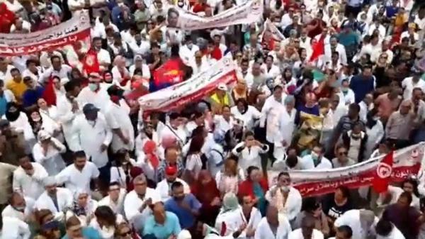 تونس.. احتجاجات ضد رئيس البرلمان الغنوشي ويصفونه بـ"بالسفاح" 