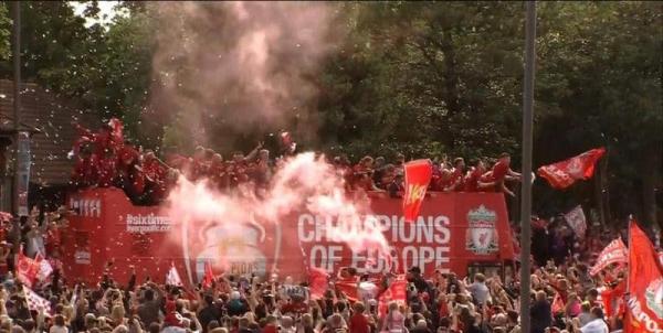 شوارع ليفربول تتحول إلى كرنفال أحمر احتفالا بالأبطال