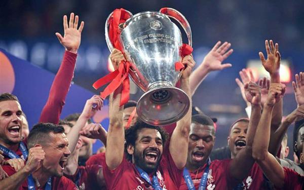 صورة لمحمد صلاح نائما في الطائرة ومحتضنا كأس أبطال أوروبا