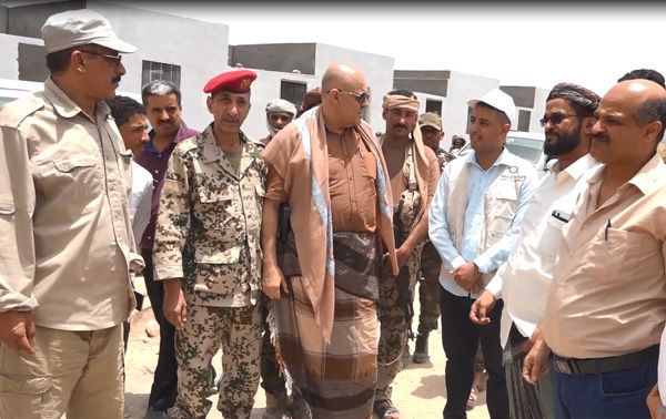 فيديو| محافظ تعز يتفقد مشاريع إعادة تطبيع الحياة في الوازعية 