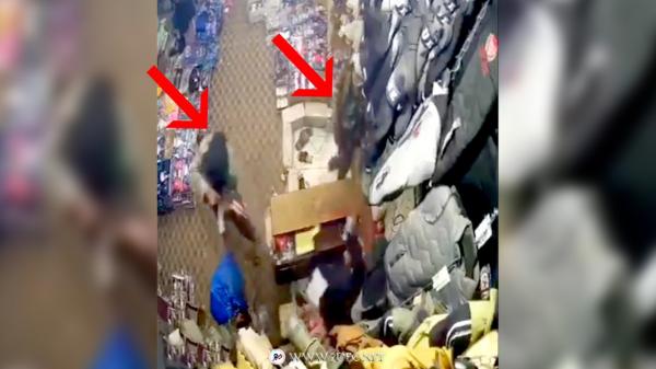 شاهد| قيادي حوثي ينهب أموال متجر بقوة السلاح في رداع