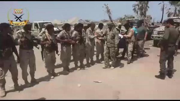«فيديو».. تواصل زيارات المعايدة لأبطال حراس الجمهورية في الحديدة