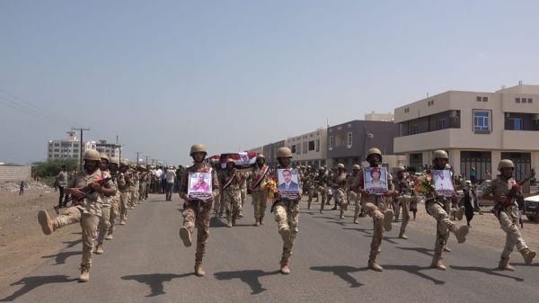 فيديو+صور| يتقدمهم محافظ الحديدة وأمين عام سياسي المقاومة الوطنية.. وداع مهيب لشهيدي الجمهورية الإعلامي الشمري والجندي الكحيل 