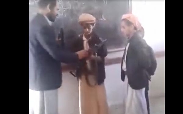 فيديو صادم.. مخرجات المراكز الصيفية الحوثية ألغام تمشي على قدمين