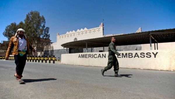 محرومون من كافة حقوقهم.. منظمة حقوقية تُحذِّر من وفاة عدد آخر من  موظفي السفارة الأمريكية اليمنيين المحتجزين في زنازين مليشيا الحوثي 