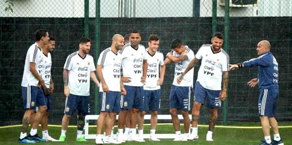 المنتخب الارجنتيني يجلب طعاما يكفيه إلى نهاية المونديال