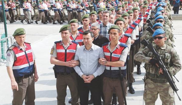 سلطات أردوغان تأمر باعتقال 414 فردا من عناصر الجيش 