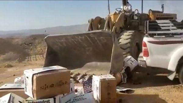 فيديو| مشرف حوثي يتقطع لتاجر ويدهس بضاعته بذرائع مستفزة 