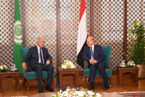 محذرا من المخاطر على أمن المنطقة.. الرئيس العليمي يدعو الى دور عربي فاعل لمواجهة المشروع الإيراني 