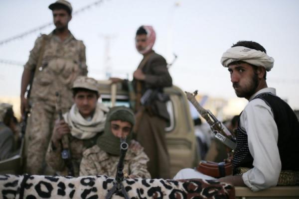 اجتماع طارئ لقيادات حوثية عليا تقر بهزيمتها أمام القوات المشتركة في مدينة الحديدة