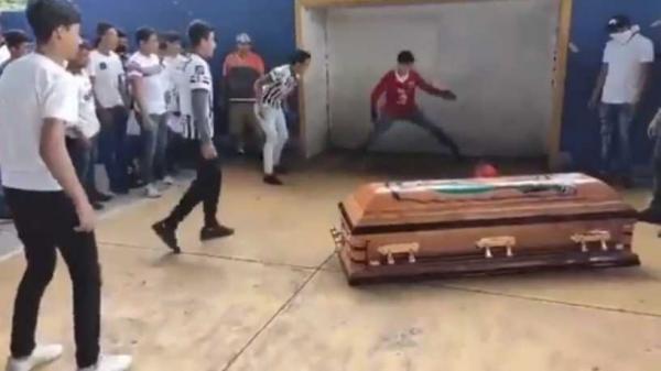 لاعبو فريق مكسيكي يساعدون زميلهم المتوفي في تسجيل هدف الأخير لحظة جنازته 