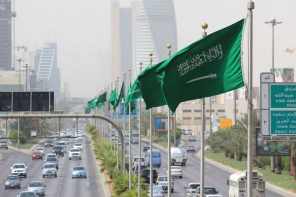مكافحة الفساد في السعودية توقف 136 موظفا ومقيما من عدة وزارات بينها الدفاع والداخلية