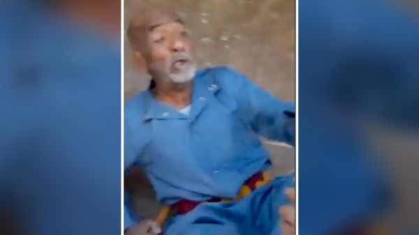فيديو | وسط عويل النساء... الحوثيون يعتدون على رجل مسن سبق وقُتل نجله في صفوفهم
