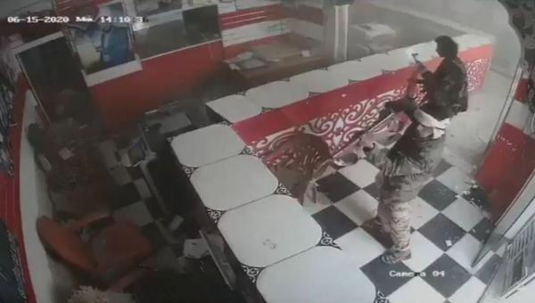 قيادي حوثي يمطر استوديو تصوير بالرصاص في رداع (فيديو)