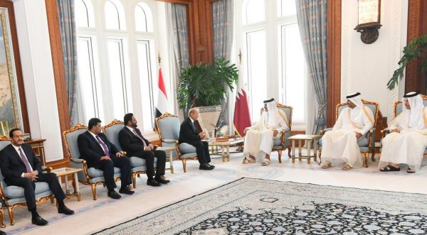 الرئيس العليمي وأمير قطر يعقدان لقاءً موسّعًا في الدوحة 