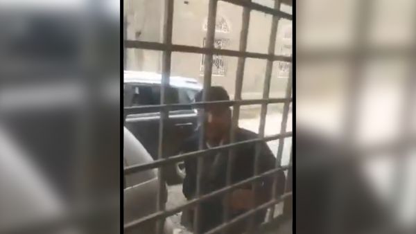 مع المزايدة بقضيتهم.. حوثي يعتدي على منزل أسرة فلسطينية بصنعاء 