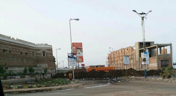 ميليشيا الحوثي تقطع الطريق الساحلي المؤدي إلى دوار مطار الحديدة
