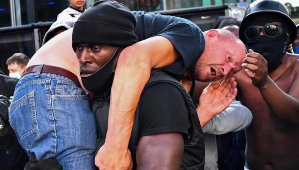 صورة هاتشينسون يحمل ميل.. الدم النازف قد يشفي جراح العنصرية