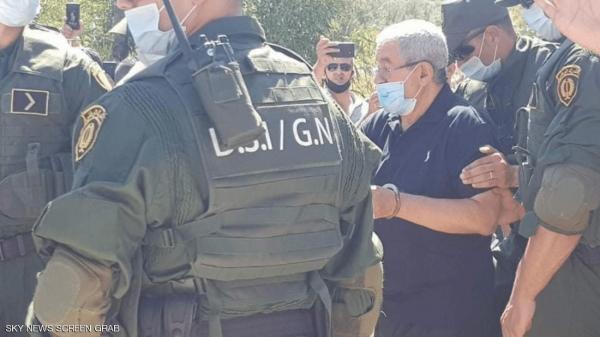 في صورة غير مسبوقة .. القضاء الجزائري يسمح لأويحيى بحضور جنازة أخيه مكبلا بالأصفاد