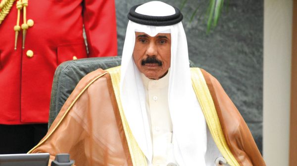 أمير الكويت يحذر نواب المعارضة من استغلال “الديمقراطية الإيجابية” والعبث بالاستقرار 