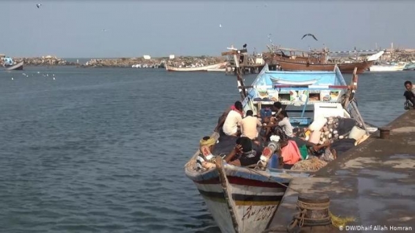 الحوثيون يحاولون إجبار الصيادين على تهريب مواد مشبوهة إلى المياه الدولية