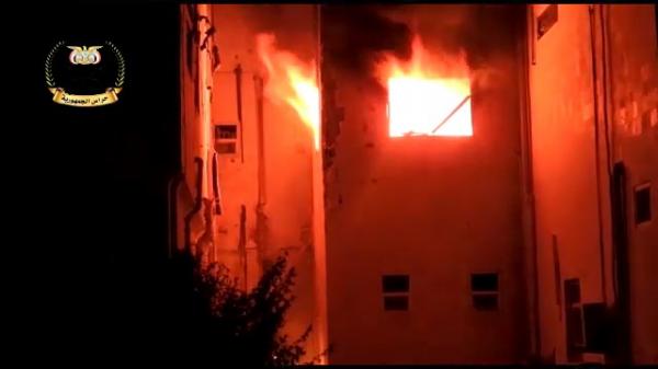 مشاهد أولية للحريق في مستشفى 22 مايو بمدينة الحديدة جراء القصف الحوثي