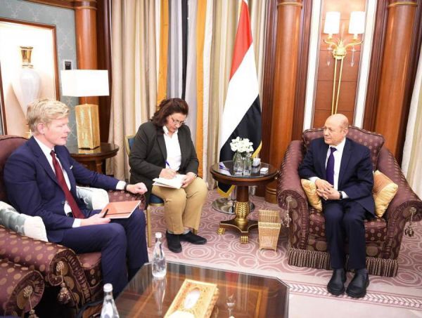 في لقاء جمعه بالمبعوث الأممي.. الرئيس العليمي يؤكد أولوية رفع الحصار عن تعز قبل الدخول في أي نقاشات أخرى 