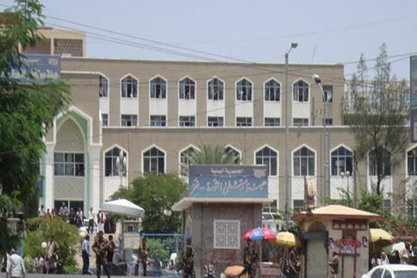 أطباء بلا حدود: مسلحون يضرمون النار في مستشفى الثورة بتعز