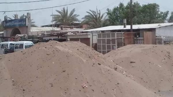 استحداثات حوثية لمتارس ترابية أمام مستشفى الثورة بمحافظة الحديدة 