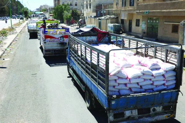 مليشيا الحوثي تواصل نهب المعونات الإغاثية المخصصة للنازحين وبيعها في أسواق ذمار