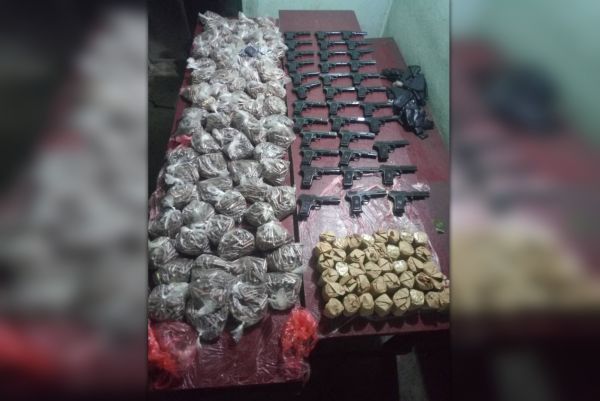خفر السواحل في قطاع البحر الأحمر يضبط زورقاً يحمل كمية من المسدسات والذخائر