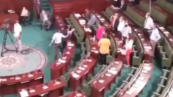 تونس.. الاعتداء رئيس على عبير موسي في قلب البرلمان