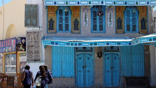 بعد تسجيل وفيات قياسية بكورونا.. إغلاق جزئي في  تونس 