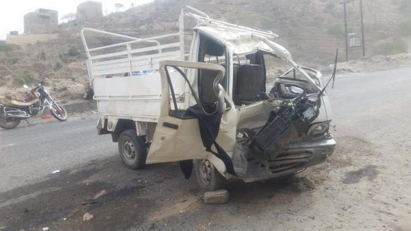 بسبب قطع مليشيا الحوثي الطريق الرئيس.. وفاة وإصابة 16 شخصاً من أسرة نازحة بحادث سير