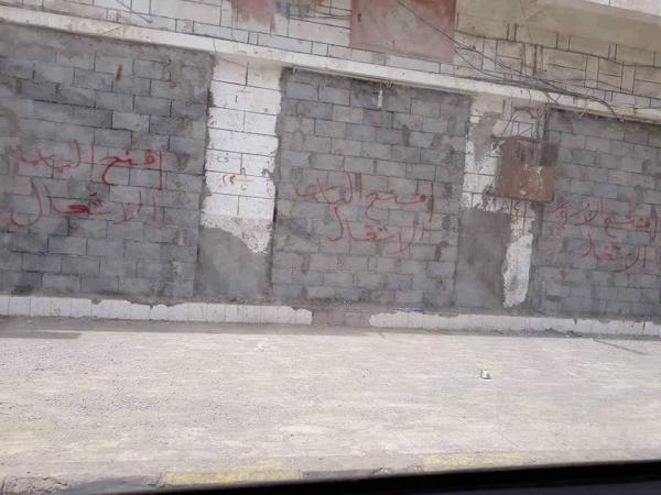 الحديدة: مليشيا الحوثي تغلق محال النازحين بالطوب والأسمنت