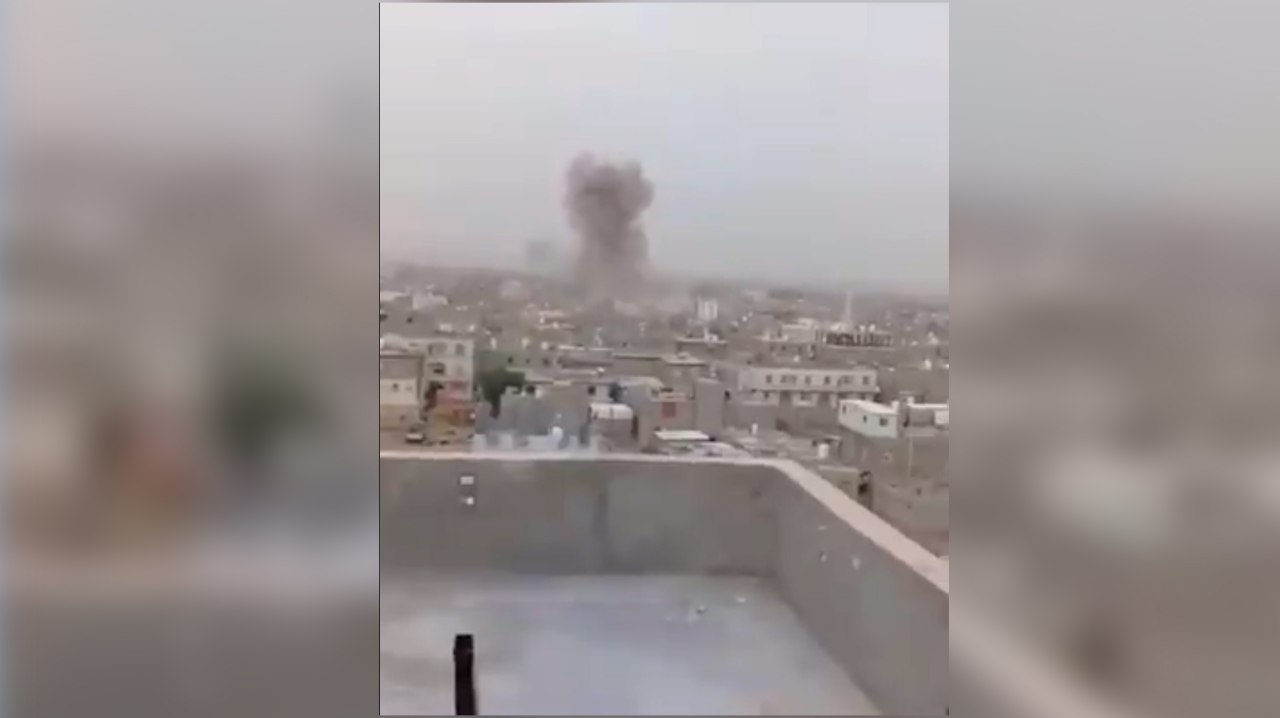 إصابة 3 أطفال وامرأة بقصف صاروخي حوثي على حي سكني وسط مدينة مأرب