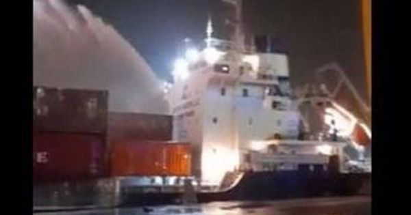 دبي.. الدفاع المدني ينجح في السيطرة على حريق في ميناء جبل علي 