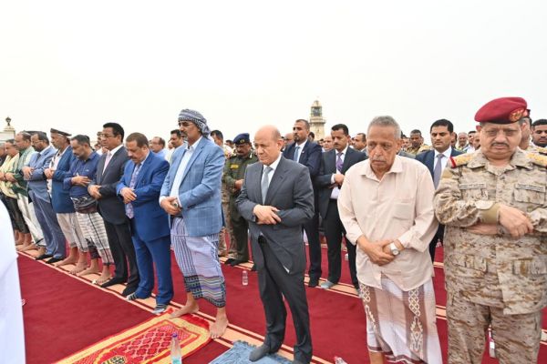 رئيس مجلس القيادة الرئاسي يؤدي صلاة العيد ويستقبل جموع المهنئين 