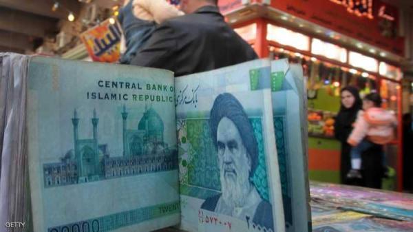 أمام استمرار انهيار العملة.. المركزي الإيراني "يستسلم"