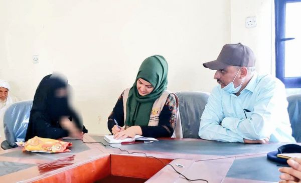 أمٌ من حيس تروي معاناة أسرتها مع جرائم الحوثيين 