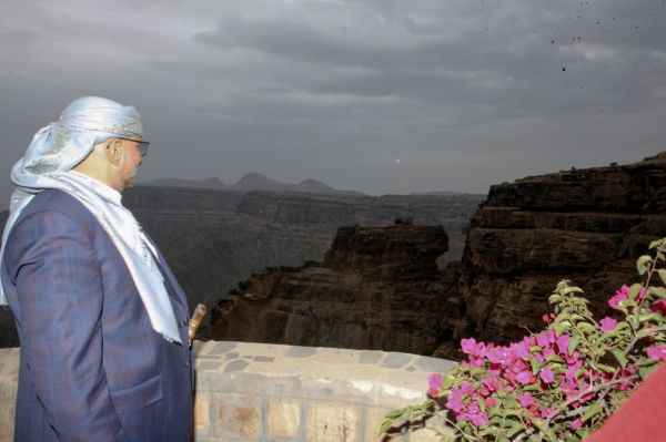 حلقة نقاش على طاولة " 2 ديسمبر": دلالات زيارة العميد طارق صالح إلى محافظة تعز 