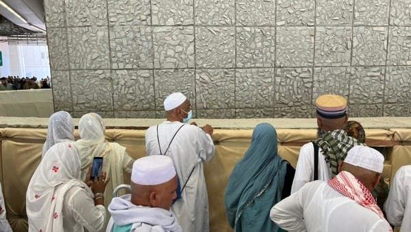 الحجاج يبدأون رمي الجمرات في أول أيام التشريق