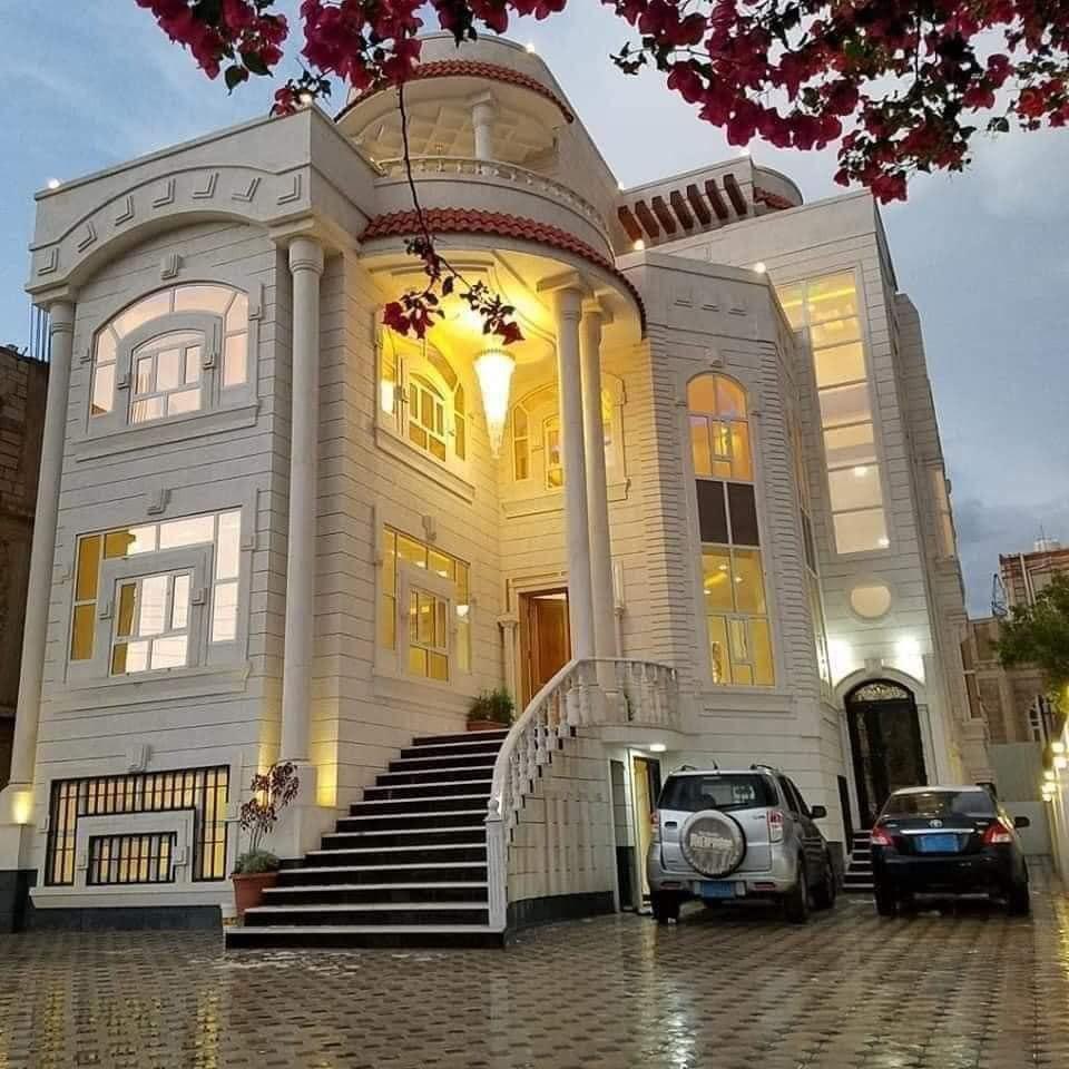 فيما يزجون باليمنيين للقتال..شراء حوثي سلالي منزلا بمليون دولار