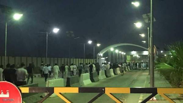العراق: متظاهرون يقتحمون مطار النجف ويوقفون حركة الطيران