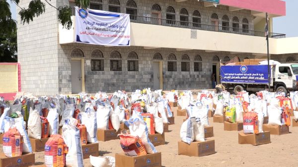 فيديو+صور| بدعم قائد المقاومة الوطنية.. "شُركاء للتنمية" توزع 400 سلة غذائية في الخوخة 