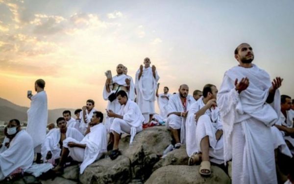 أفواج الحجيج على صعيد عرفات لأداء ركن الحج الأعظم  