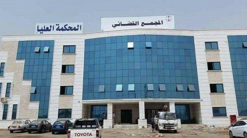 المحكمة العليا تنفي إطلاق 380 سجيناً متهمين بالإرهاب