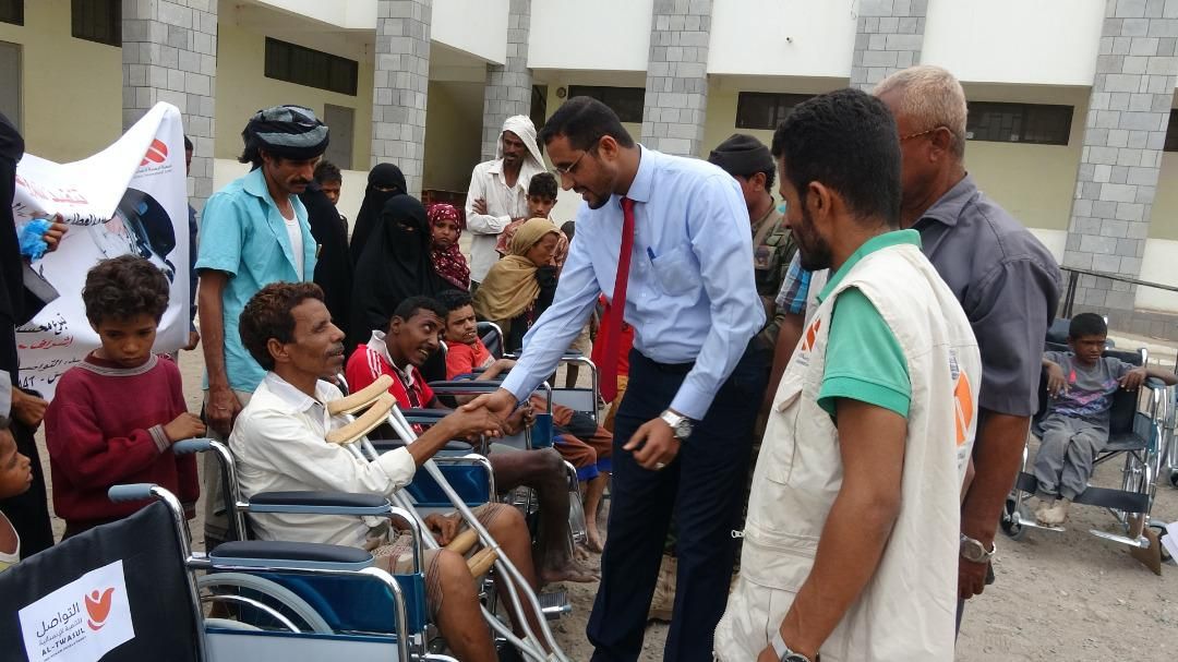 صور| مولتها "الرحمة" الكويتية.. وكيل أول الحديدة يحضر توزيع مقاعد للمعاقين النازحين بالخوخة