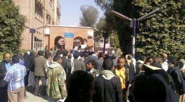 موظفو مستشفى الثورة بصنعاء يحتجون ضد فساد المليشيا الحوثية